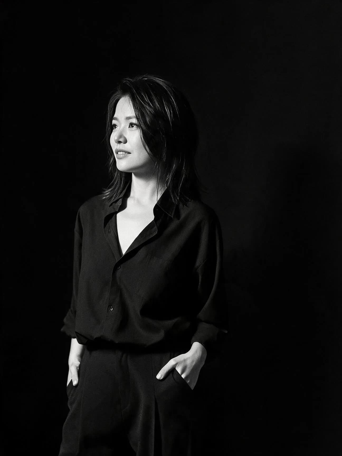 jimeng-2026-08-06-6962-8K超高清,单反相机拍摄,微笑。黑白女生写真,女设计师的黑色个性穿搭,版型随性自...